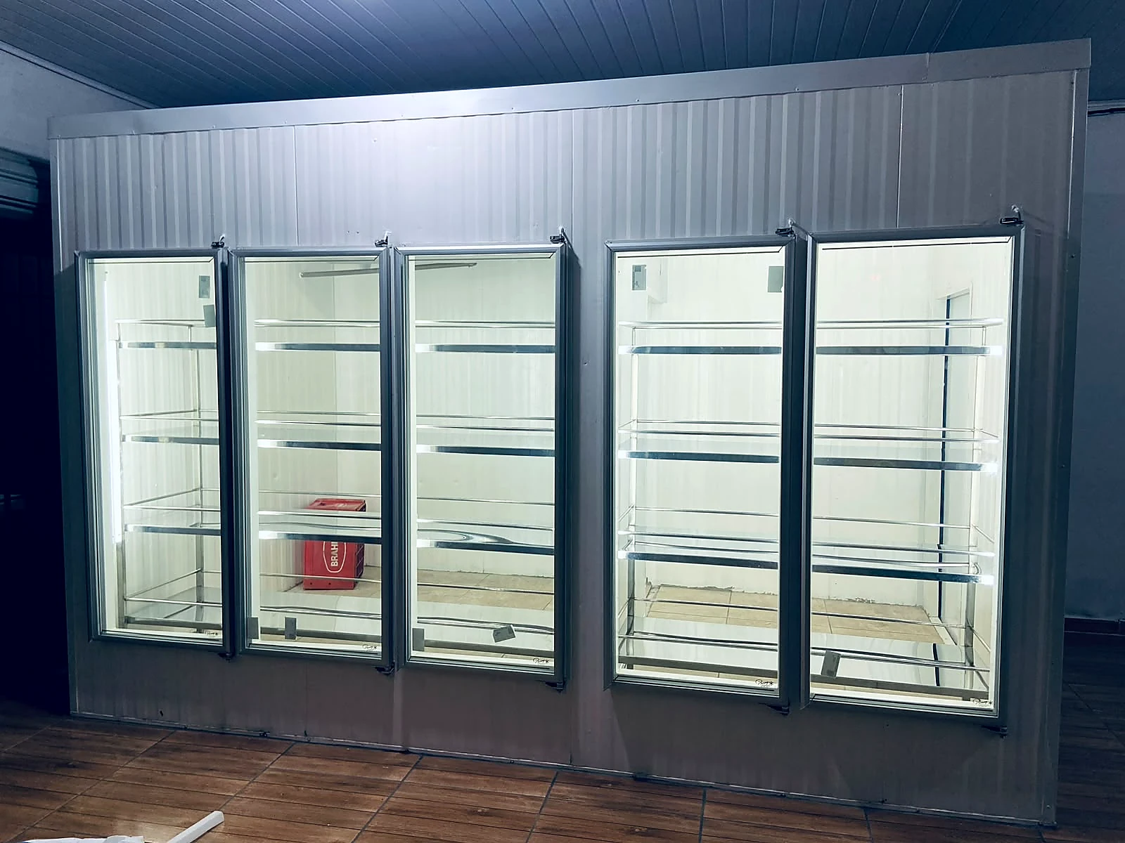 Expositores refrigerados com portas de vidro em instalação comercial